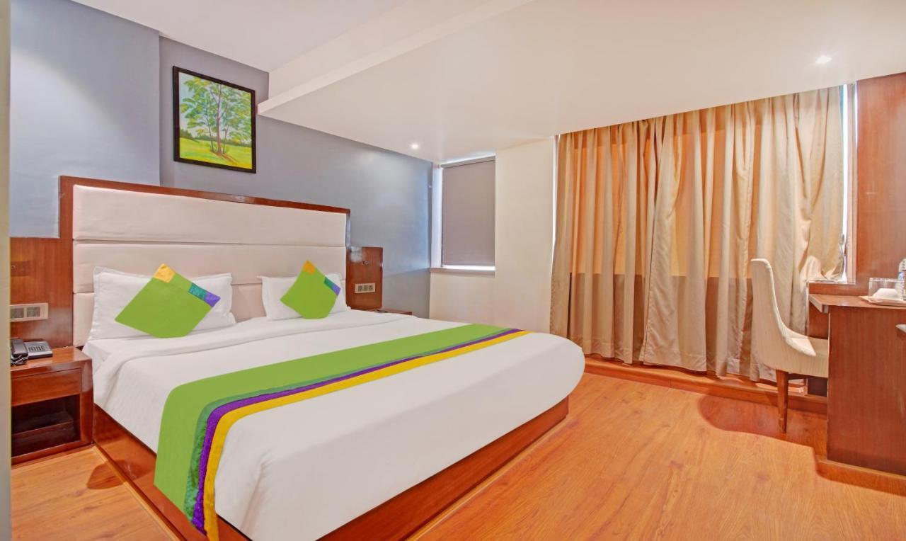 Treebo Trend The Pacific Hotel Мумбай Екстериор снимка