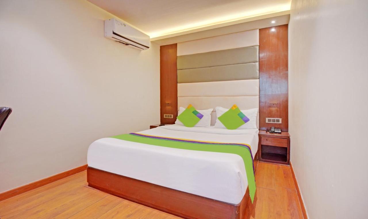 Treebo Trend The Pacific Hotel Мумбай Екстериор снимка